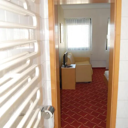 Xzllenz Light, Parken, 24h Digitaler Check In Und Zugang Otel