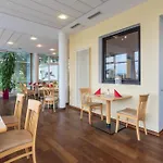 Xzllenz Light, Parken, 24h Digitaler Check In Und Zugang Hotel