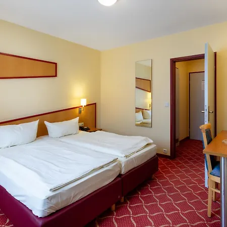 Hotell Xzllenz Light *