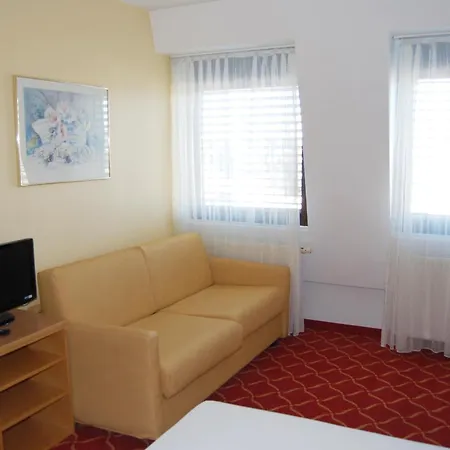 Xzllenz Light, Parken, 24h Digitaler Check In Und Zugang Hotel