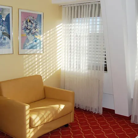 Xzllenz Light, Parken, 24h Digitaler Check In Und Zugang Hotel Oberasbach