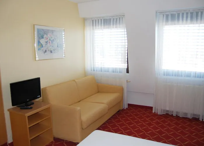 Xzllenz Light, Parken, 24h Digitaler Check In Und Zugang Hotel